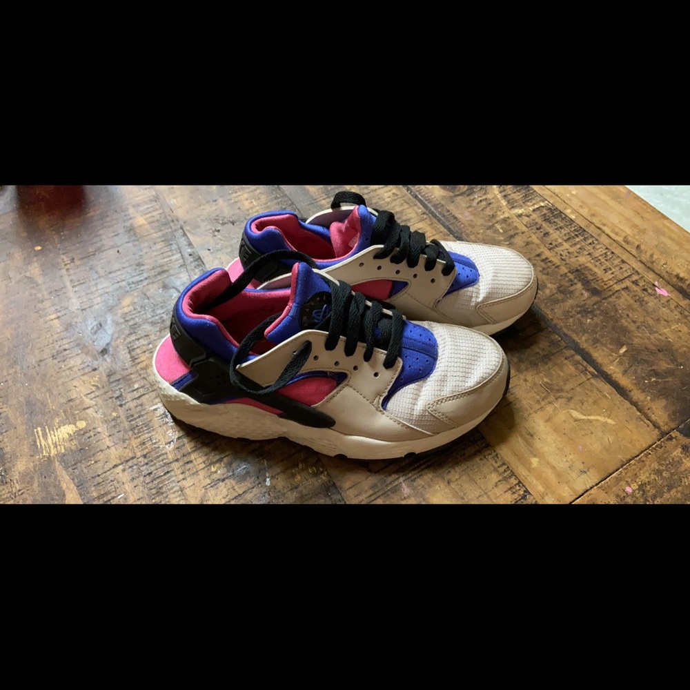Girls Size 5Y Nike Huaraches read description